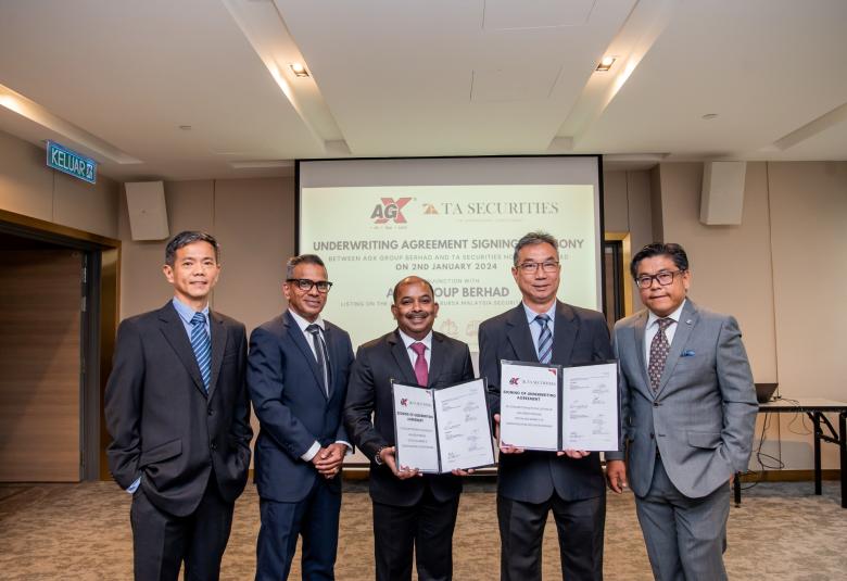Pengarah Eksekutif dan Ketua Pegawai Eksekutif Kumpulan AGX Group, Datuk Ponnudorai Periasamy bersama (dari kiri) Ketua Pegawai Kewangan AGX Group, Chang Poh Sheng; Pengarah Eksekutif AGX Group, Jayasielan Gopal; Pengarah Eksekutif Operasi TA Securities, Tah Heong Beng dan Ketua Kewangan Korporat TA Securities, Ku Mun Fong menghadiri majlis pemeteraian perjanjian taja jamin hari ini.