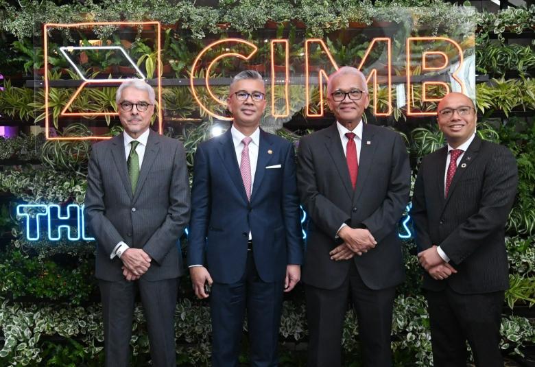 (Dua dari kiri) Menteri Pelaburan, Perdagangan, dan Industri, Tengku Datuk Seri Zafrul Aziz, bersama (dari kiri) Pengerusi CIMB Islamic Bank, Datuk Mohamed Ross Mohd Din; Pengerusi CIMB Group, Datuk Mohd Nasir Ahmad, dan Ketua Pegawai Eksekutif Kumpulan CIMB Group, Datuk Abdul Rahman Ahmad.