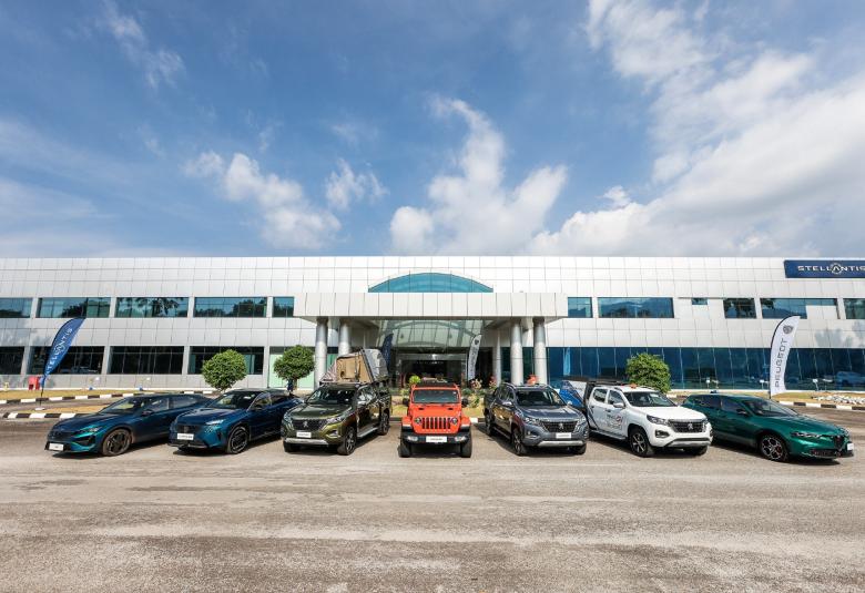 Kereta-kereta yang dipamerkan ketika hari pelabur di kilang Stellantis Malaysia di Gurun, Kedah termasuk Peugeot 408 (dua dari kiri)