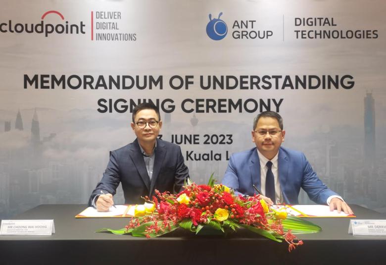 (Dari kiri) Choong Wai Hoong dan Derrick Loi pada majlis menandatangani MoU tersebut hari ini.
