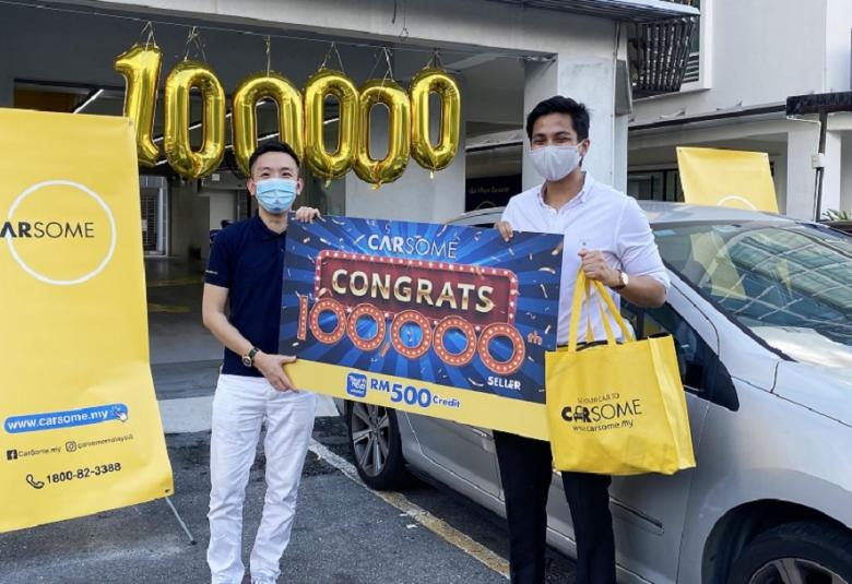  Pengasas Bersama dan Ketua Pegawai Eksekutif Kumpulan Carsome, Eric Cheng (kiri) bersama penjual ke-100,000 Carsome, Mizran Nahar.