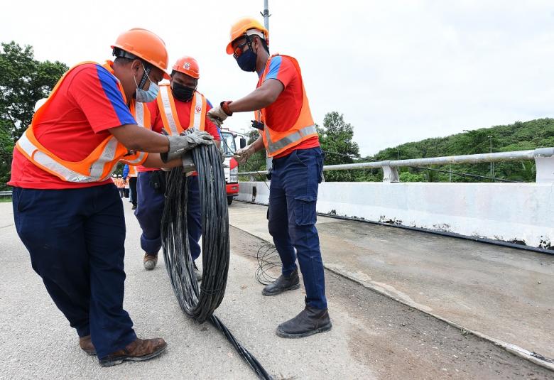 Warga kerja dari TNB Kuala Lumpur Timur dan Bangsar melakukan kerja-kerja mula tugas pencawang elektrik di Kampung Rengai di daerah Kuala Lipis, Pahang setelah dipastikan selamat untuk beroperasi berikutan banjir yang telah surut.