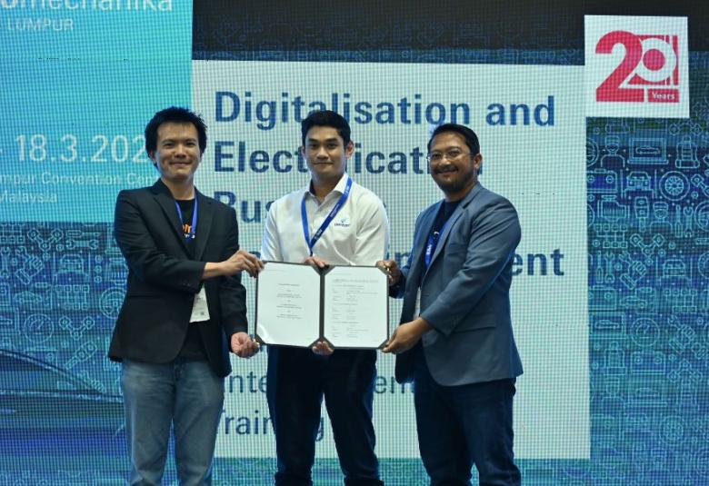 (Dari kiri) Ir Lee Yuen How, Shah Yang Razalli dan Ketua Pegawai Operasi Green EV Charge, Huzaini Nor Omar