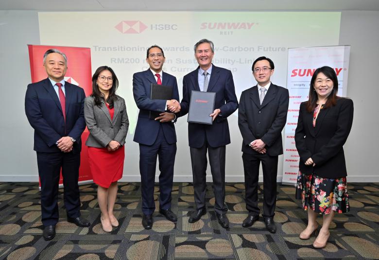 (Dari kiri) Ketua Perkhidmatan Pasaran dan Sekuriti HSBC Malaysia, Alvin Kong; Christina Cheah; Ketua Pegawai Eksekutif HSBC Malaysia, Datuk Omar Siddiq; Datuk Jeffrey Ng; Timbalan Ketua Pegawai Eksekutif Sunway REIT, Clement Chen; dan Ketua Pegawai Kewangan Sunway REIT, Ng Bee Lien,