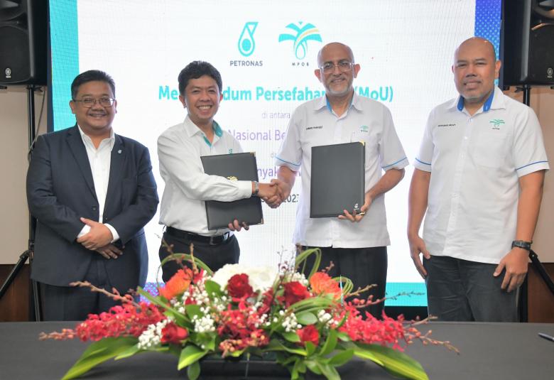 (Dari kiri) Naib Presiden Eksekutif dan Ketua Pegawai Eksekutif, Perniagaan Hiliran Petronas, Datuk Sazali Hamzah; Naib Presiden Penapisan, Pemasaran dan Perdagangan, Perniagaan Hiliran Petronas, Ahmad Adly Alias; Ketua Pengarah MPOB, Datuk Dr Ahmad Parveez Ghulam Kadir dan Pengerusi MPOB, Datuk Mohamad Helmy Othman Basha.