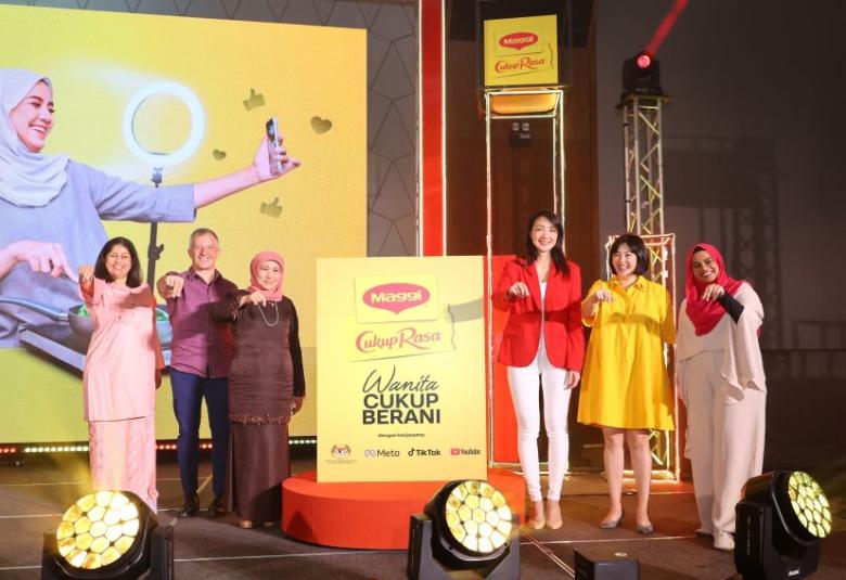 (Dari kiri) Geetha Balakrishna, Juan Aranols, Nancy Shukri, Pengarah Negara Meta Malaysia, Nicole Tan; Ketua Industri FMCG Google Malaysia, Chuah Jia Wen; dan Ketua Penyelesaian Pelanggan Negara TikTok untuk Singapura, Malaysia dan Filipina, Ayeshah Mirzha