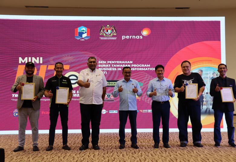(Tiga dan empat dari kiri) Datuk Abu Bakar As-Sidek Mohd Sidek dan Ahmad Fuad Che Ani pada majlis perasmian Mini BITe 2023 di Langkawi baru-baru ini