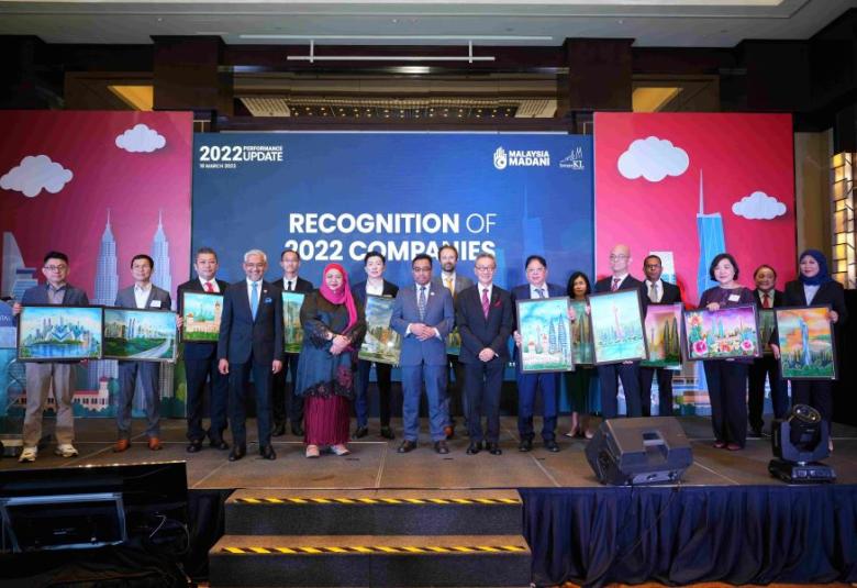 (Empat dari kiri) Datuk Muhammad Azmi Zulkifli, Timbalan Ketua Setiausaha (Pelaburan) MITI, Datuk Bahria Mohd Tamil; Timbalan Ketua Setiausaha (Perdagangan) MITI, Encik Hairil Yahri Yaacob; dan Pengerusi InvestKL, Datuk Seri Michael Yam bersama wakil daripada 13 syarikat global yang melabur di Greater KL pada 2022