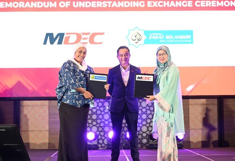 Pengarah Kewangan Digital dan Ekonomi Digital Islam MDEC, Ruslena Ramli (kiri) dan Ketua Pegawai Kewangan LZS, Rapizah Muhammad Sharif (kanan) bersama Naib Presiden Kanan Bahagian Pembangunan Industri Digital MDEC, Datuk Fadzli Abdul Wahit (tengah) di majlis pertukaran MoU pada 6 November 2023.