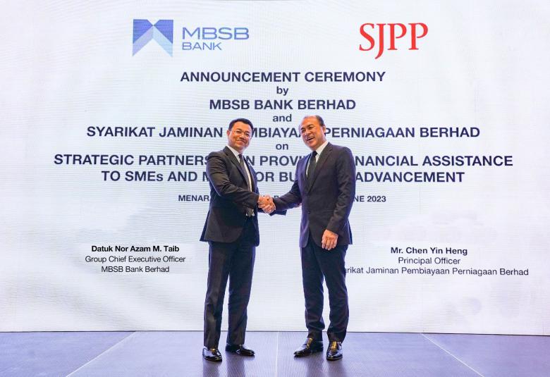 (Dari kiri) Datuk Nor Azam M. Taib dan Chen Yin Heng dalam majlis pengumuman perkongsian strategik MBSB Bank dan SJPP di ibu pejabat bank itu di Petaling Jaya hari ini.