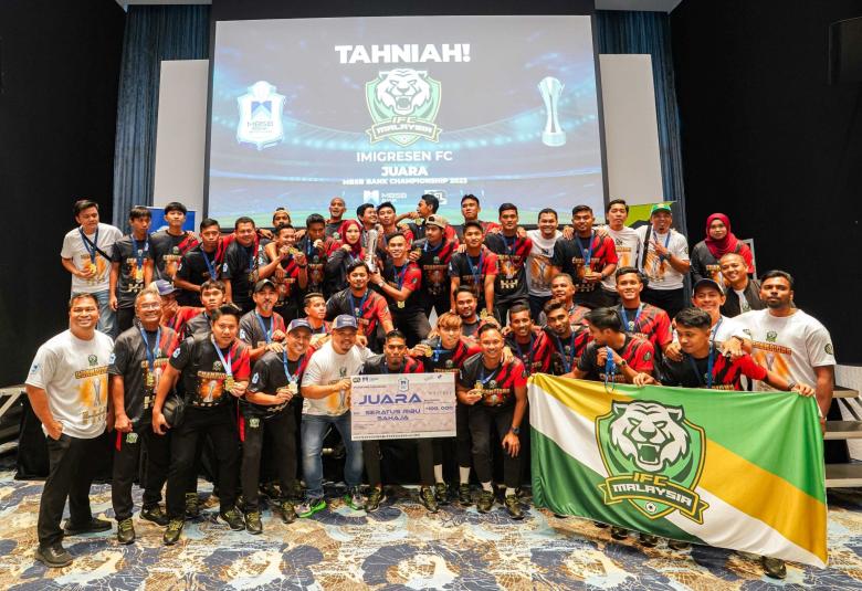 Imigresen FC diraikan pada majlis khas di Menara MBSB Bank, PJ Sentral hari ini menerima piala kejuaraan, pingat dan juga wang tunai bernilai RM100,000.