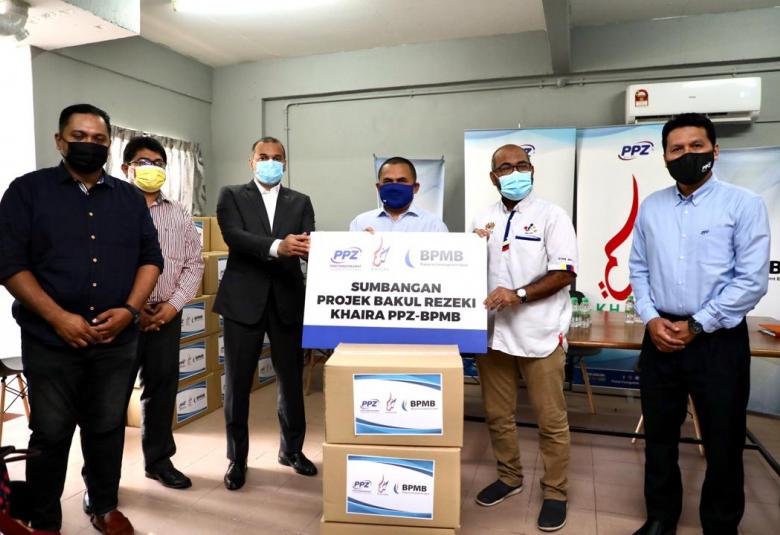  (Tiga dari kiri) Presiden/Ketua Pegawai Eksekutif Kumpulan BPMB, Arshad Mohamed Ismail; Ketua Pegawai Eksekutif PPZ-MAIWP, Ahmad Shukri Yusoff, dan Pengerusi Majlis Perwakilan Penduduk Parlimen Batu, Gulam Muzaffar Gulam Mustakim.