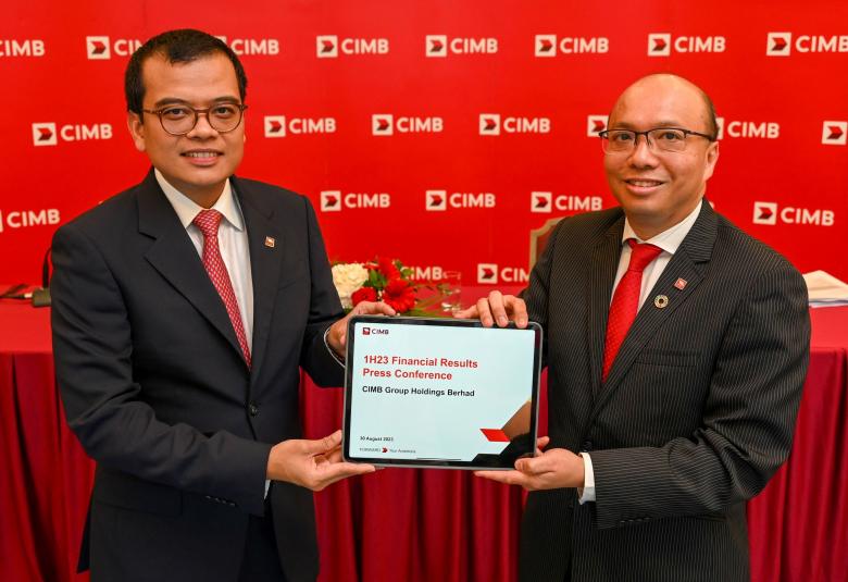 (Dari kiri) Ketua Pegawai Kewangan Kumpulan CIMB Group, Khairul Rifaie dan Ketua Pegawai Eksekutif Kumpulan CIMB Group, Datuk Abdul Rahman Ahmad pada sidang media CIMB Group di sini, hari ini.