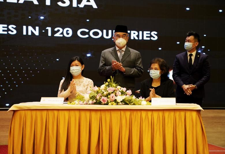  Majlis menandatangani perjanjian francais antara Datuk Leong Sir Ley dan Premita Dhaliwal sambil disaksikan oleh Tun Seri Setia Dr. Mohd Ali Rustam (tengah).