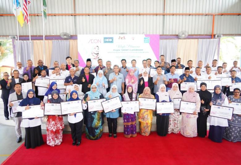 Wakil daripada 40 sekolah yang telah mendapat manfaat daripada Projek Bilik Darjah Bestari.