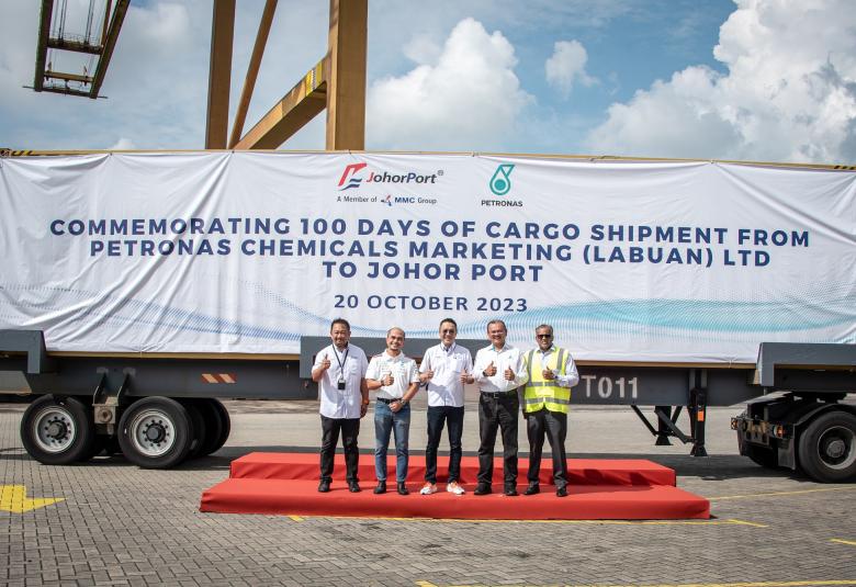 Md. Derick Basir (tengah) bersama Ketua Bekalan & Pengedaran PCML, Hisham Mohamad (di sebelah kanan), Ketua Keberkesanan Organisasi PCML, Mohamad Indrazulkarnain Salleh (di sebelah kiri) dan Pengurusan Kanan Johor Port semasa majlis sambutan kecemerlangan operasi.