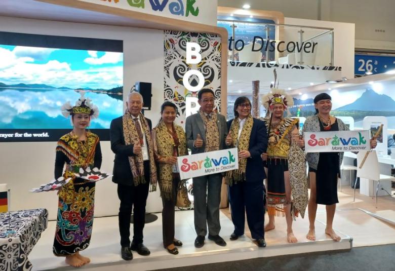 Datuk Seri Abdul Karim Rahman Hamzah bergambar di Pavilion Sarawak bersama (dari kiri) Timbalan Menteri Pelancongan, Datuk Sebastian Ting Chiew Yew; isteri Abdul Karim, Datin Sri Zuraini Abdul Jabbar; Ketua Pegawai Eksekutif STB, Sharzede Datu Salleh Askor, diiringi penghibur dari Sarawak.