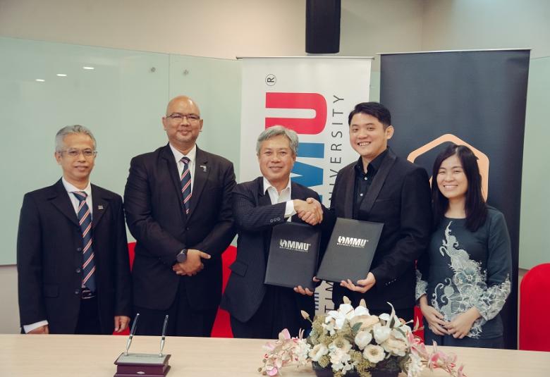 Simon Liao (dua dari kanan) dan Profesor Dato Dr. Mazliham Mohammad Su'ud (tiga dari kiri) bersama Pensyarah Profesional MMU, Dr Ridzwan Bakar (kiri), Dekan Fakulti Pengurusan MMU, Dr Mohd Fairuz Ab Rahim (dua dari kiri), dan Ketua Pegawai Operasi Finworld, Janice ketika majlis menandatangani MoU antara Finworld dan MoU, baru-baru ini.