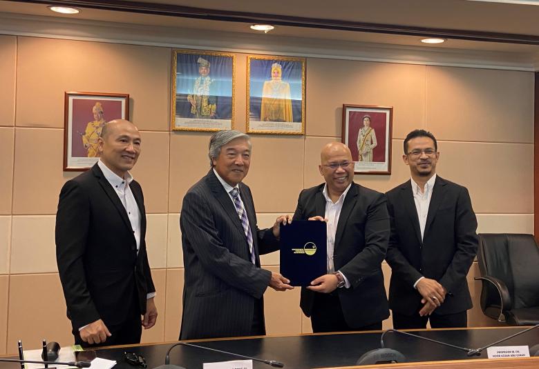 (Dari kiri) Datuk Lai Keng Onn, Datuk Dr Ong Peng Su, Naib Canselor UNITEN, Prof. Ir. Dr Noor Azuan Bin Abu Osman dan Ketua Pegawai Operasi UNITEN, Prof. Prof Ts. Dr Mohd Ezanee Rusli dalam majlis menandatangani MoU.
