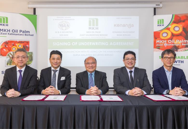Tan Sri Chen Kooi Chiew (tengah) bersama (dari kiri) Ketua Kewangan Korporat M&A Securities, Gary Ting; Pengarah Urusan M&A Securities, Datuk Bill Tan; Pengarah Eksekutif MKH Oil Palm, Datuk Lee Khee Meng; Pengarah Liputan Korporat dan Institusi Kenanga Investment Bank, Datuk Kenny Yong Foo Ken di majlis pemeteraian perjanjian taja jamin.