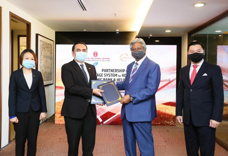 (Dua dari kiri) Ketua Pegawai Eksekutif PIBB, Syamsul Azuan Ahmad Fauzi bertukar MoU bersama Pengerusi Helios PV Sdn. Bhd., Datuk Seri Ibrahim Muhammad.