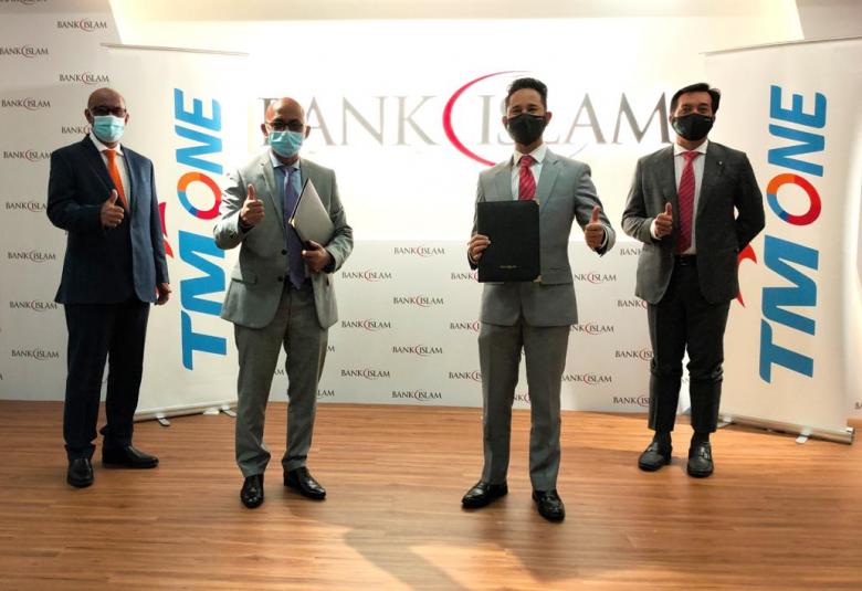  (Dari kiri) Naib Presiden (Jualan) TM ONE, Mohd. Roslan Mohd. Rashidi; Ketua Pegawai Eksekutif TM ONE, Ahmad Taufek Omar; Ketua Pegawai Operasi Bank Islam, Mohamed Iran Moriff Mohd. Shariff dan Ketua Pegawai Teknologi Bank Islam, Zainal Azlan Zainuddin dalam majlis menandatangani Memorandum Persefahaman (MoU) antara kedua-dua syarikat.