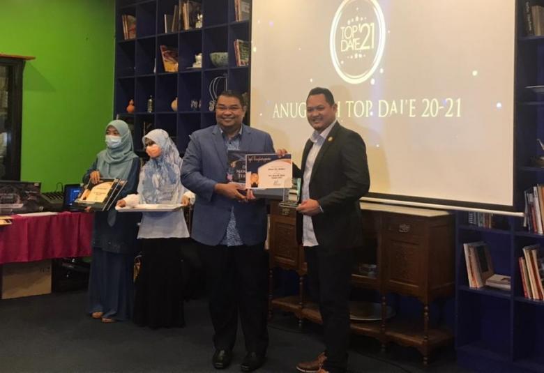  Ariffin Sabirin menyampaikan anugerah kepada salah seorang perunding Wasiyyah Shoppe hari ini.