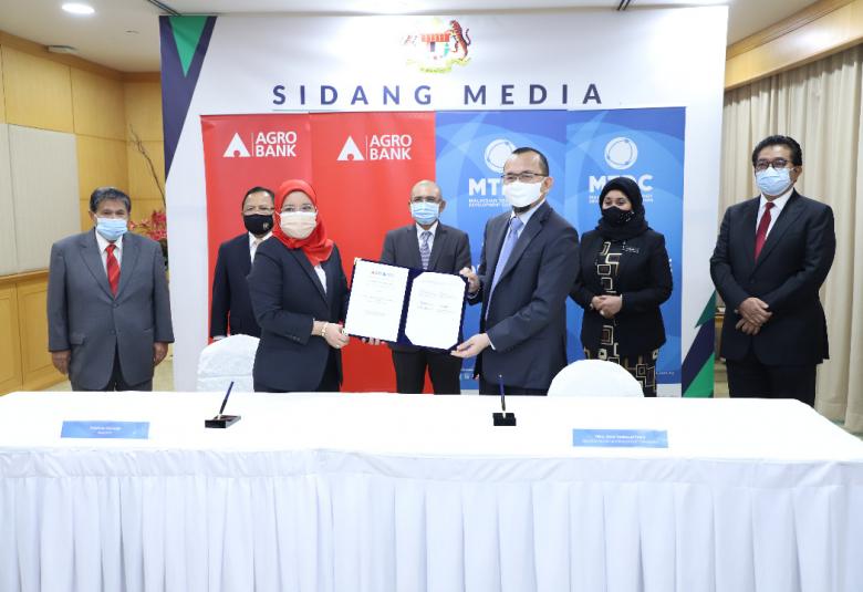  Majlis menandatangani perjanjian persefahaman antara Agrobank dan Malaysian Technology Development Corporation (MTDC) hari ini.