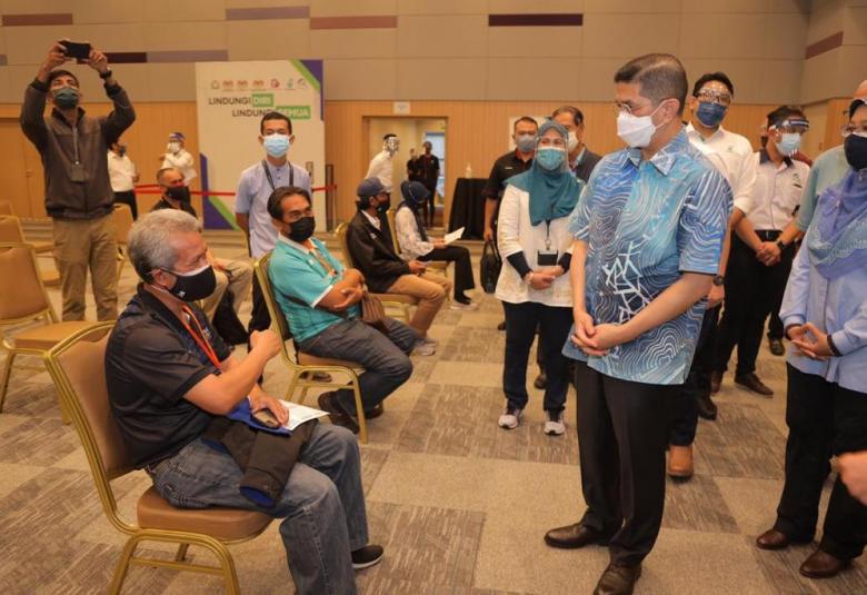 Mohamed Azmin Ali bersama Lim Ban Hong ketika membuat lawatan tapak ke PPV Pengerang di bawah Pikas hari ini.