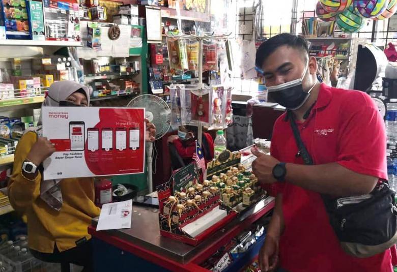 Melalui sistem e-dompet, FGV memudahkan pekerja ladang migran mengawal dan mengurus kewangan dengan lebih efisien