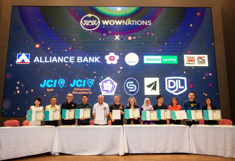 Pengarah Urusan Kumpulan WOW Fintech, Datuk Dr Sunny Tan Hang Ming (enam dari kiri) dan Ketua Pegawai Perbankan Pengguna Kumpulan Alliance Bank, Gan Pai Li bersama rakan kongsi lain pada majlis menandatangani MoU untuk membolehkan pengguna aplikasi kesetiaan WOWNations oleh WOW Fintech memohon dan mengakses kad kredit maya Visa dengan Nombor Kad Dinamik