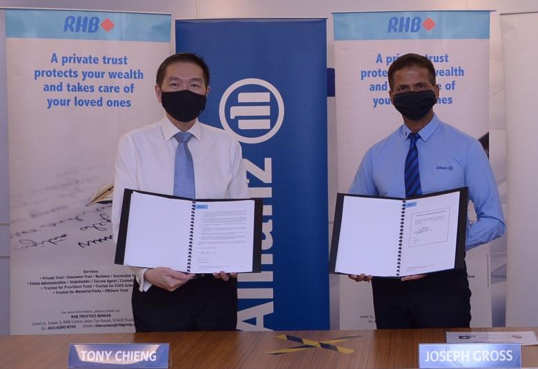 Ketua Pegawai Eksekutif RHB Trustees, Tony Chieng (kiri) bersama Ketua Pegawai Eksekutif Allianz Life, Joseph Gross pada majlis menandatangani perjanjian kerjasama baru-baru ini.