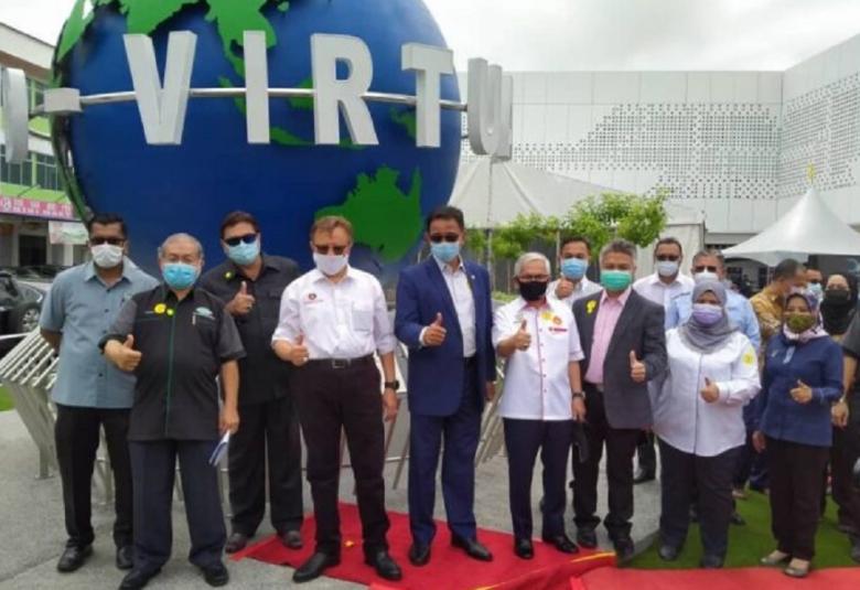  Abang Johari (empat dari kiri) merakamkan gambar kenangan di 'rotating globe' yang pertama dibina di Malaysia iaitu di Taman D-Virtual.