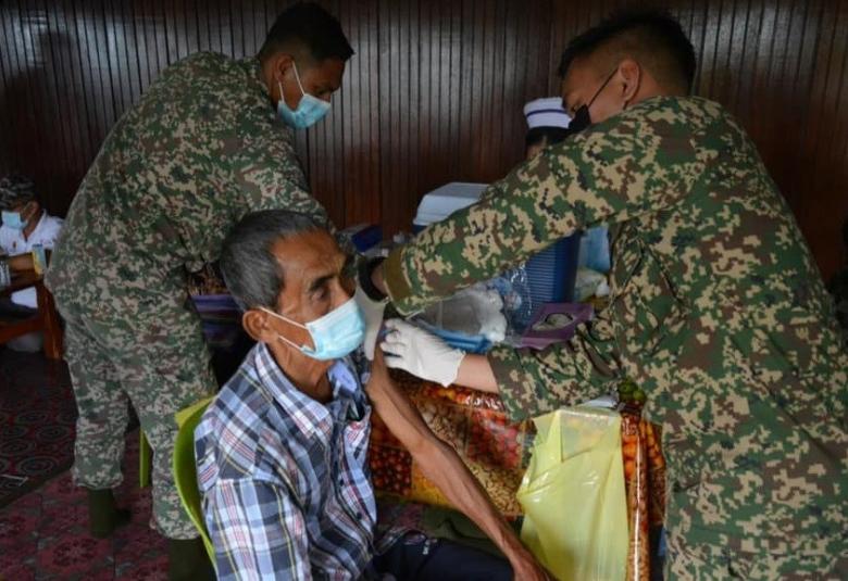  Wira dan wirawati Malaysia yang bersama menjayakan Program Imunisasi COVID-19 Kebangsaan (PICK) bagi memastikan masyarakat selamat dan dilindungi. Sumber gambar JKJAV