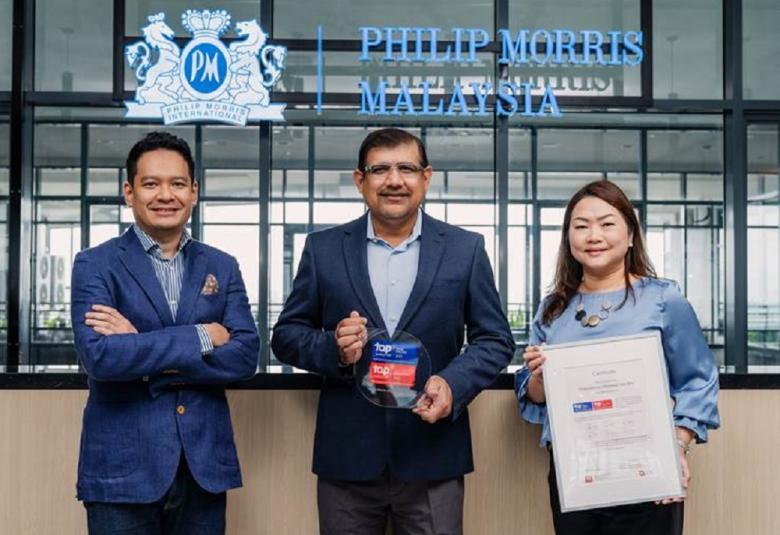  Pengarah Urusan PMM, Naeem Khan (tengah) memegang trofi penghargaan dan sijil bersama Pengarah Hal Ehwal Luar PMM, Shahrul Shaari (kiri) dan Ketua Komunikasi Korporat PMM, Veronica Choo (kanan).
