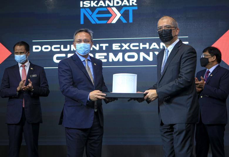 Hasni Mohammad (kiri) ketika melancarkan Iskandar NEXT di Iskandar Puteri hari ini yang menyaksikan 8 pertukaran dokumen membabitkan 14 syarikat. 