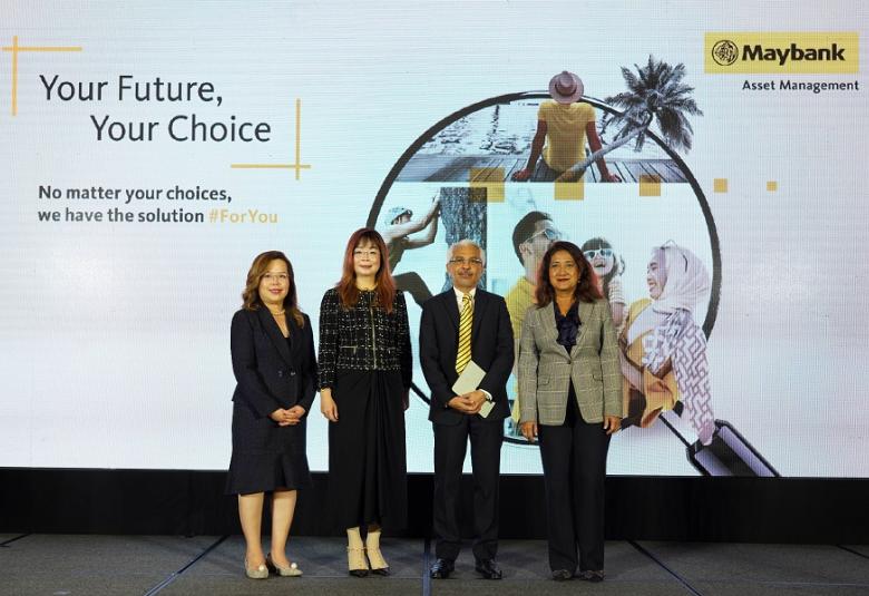 (Dari kiri ke kanan) Ketua Perniagaan (Malaysia) Schroders Singapura, Josephine Lip, Ketua Pengurusan Kekayaan Pelabur Runcit & Segmen Perkhidmatan Kewangan Komuniti Maybank, Eunice Chan, Ketua Pegawai Eksekutif Maybank Asset Management Sdn. Bhd., Ahmed Muzni Mohamed dan Pengerusi Maybank Asset Management Group Dr. Hasnita Dato’ Hashim di majlis pelancaran Dana Maybank Global Conservative-I pada 14 Februari 2023.
