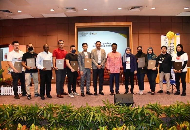 Timbalan Datuk Bandar Subang Jaya, Haji Mohd Zulkurnain Che Ali (tujuh dari kiri), Timbalan Setiausaha Kerajaan Negeri Selangor (Pembangunan) Dato’ Johary Anuar (enam dari kanan) dan Pengurus Projek PLATS, Siti Nur Hazwani Md Sabudin (lima dari kanan) bersama sebahagian peserta Program Latihan Pembangunan Penjaja Kecil Selangor di Shah Alam pada 22 Oktober 2022.