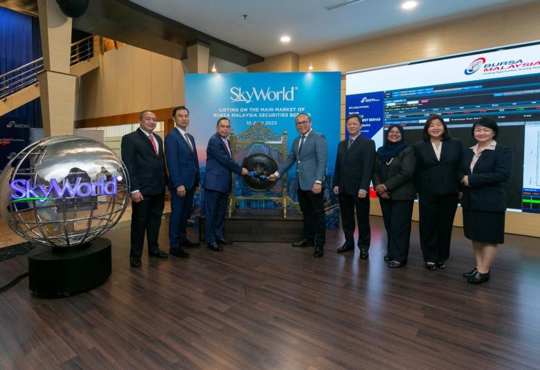 (Dari kiri) Penganjur SkyWorld Development, Zafidi Mohamad bersama Lembaga Pengarah Skyworld Development iaitu Pengarah Eksekutif Bukan Bebas, Datuk Lam Soo Keong; Pengasas dan Pengerusi Eksekutif Bukan Bebas, Datuk Seri Ng Thien Phing; Pengarah Eksekutif Bukan Bebas dan Ketua Pegawai Eksekutif, Lee Chee Seng; Pengarah Bebas Bukan Eksekutif, Chan Seng Fatt; Pengarah Bebas Bukan Eksekutif, Zalinah A Hamid; Pengarah Bebas Bukan Eksekutif, Ong Soo Chan; dan Pengarah Bebas Bukan Eksekutif, Phang Sze Fui