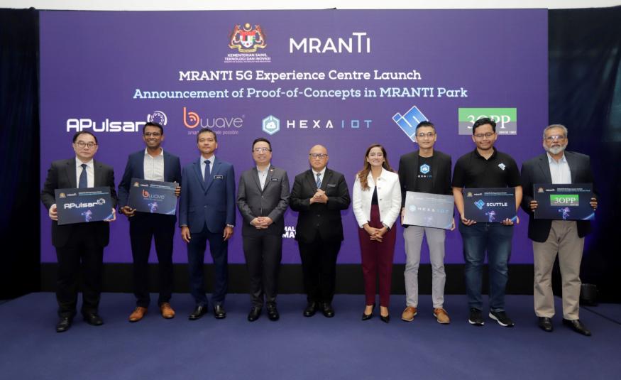 (Empat dari kiri) Chang Lih Kang dengan syarikat yang mengambil bahagian untuk mempamerkan bukti konsep mereka di Pusat Pengalaman 5G MRANTI