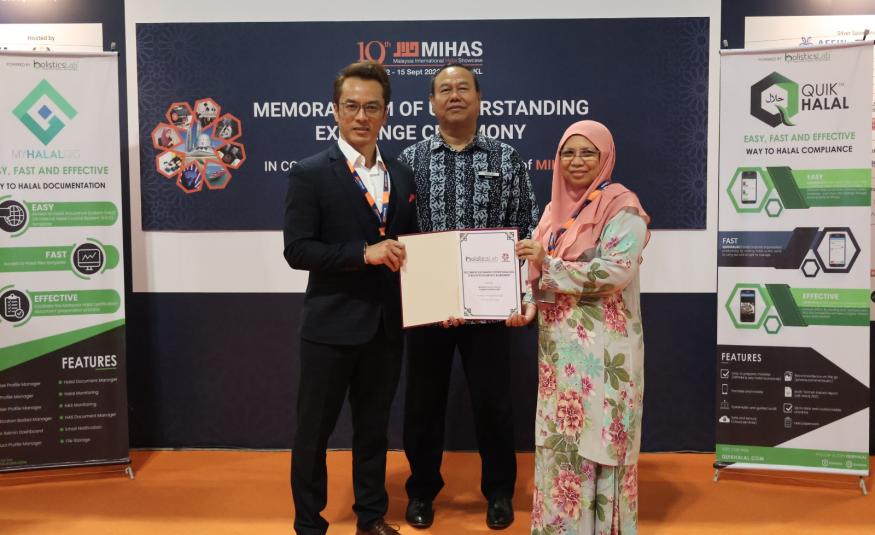 Pengurus Kanan 1, Halal Compliance Duopharma, Roziah Hanim (kanan) dan Ketua Pegawai Eksekutif Holistics Lab, Mohd Iskandar IIyas Tan (kiri) bersama Pengarah Kanan Bahagian Khidmat Pengurusan MATRADE, Mansor Shah Wahid (tengah)