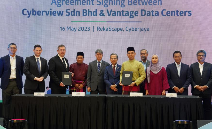 Fahmi (enam dari kiri) bergambar bersama Mohd Hafiz (lima dari kanan) dan Giles Proctor (tiga dari kiri) selepas MoU antara Cyberview dan Vantage Data Centers dimeterai di Cyberjaya pada 16 Mei 2023.