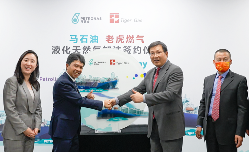 (Kiri ke kanan) Ketua Pejabat Perwakilan Petronas di Beijing, Lisy Lee; Ahmad Adly Alias; Gerry Wang; dan Presiden Tiger Gas, Junfeng Xu.