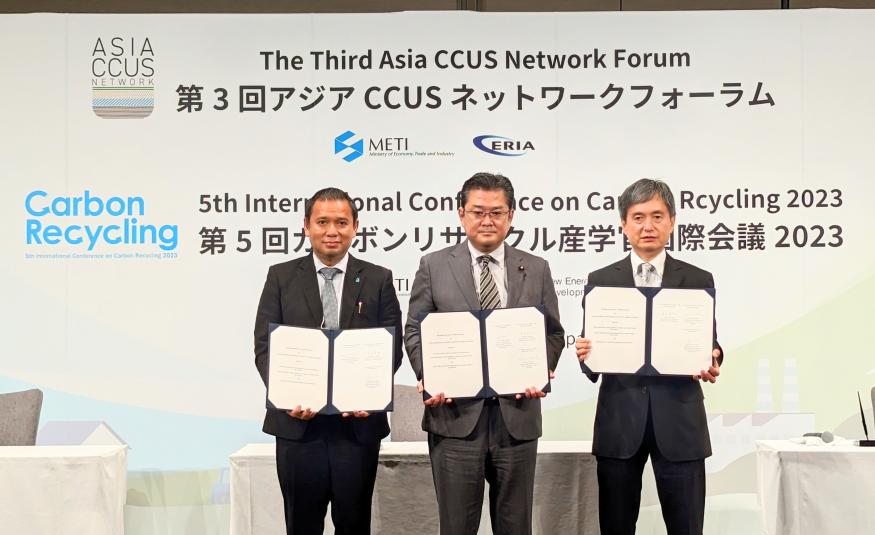 (Dari kiri) Emry Hisham Yusoff, Yoshida Nobuhiro dan Dr Yamamoto Koji di majlis menandatangani memorandum kerjasama (MoC) di Hiroshima