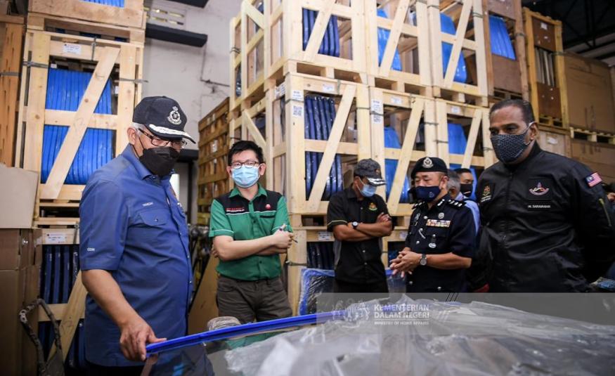 Hamzah Zainudin ketika membuat pemantauan pematuhan SOP di beberapa buah kilang di Lembah Klang bersama Menteri Sumber Manusia, Datuk Seri M. Saravanan semalam.
