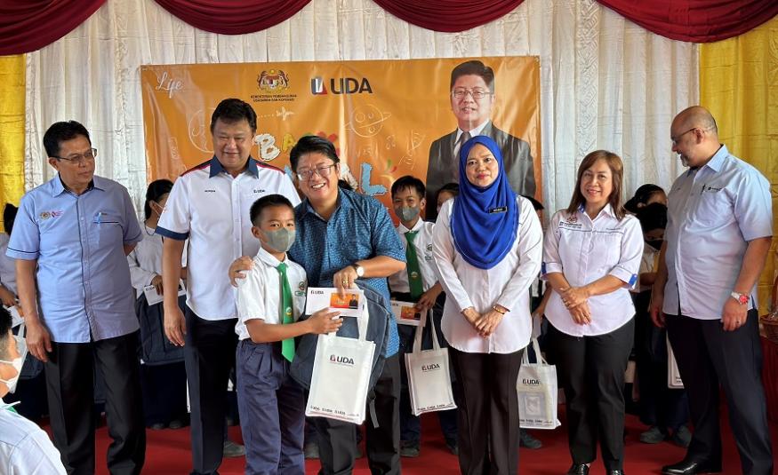 Datuk Ewon Benedick (tiga dari kiri) diiringi Datuk Nordin Murat (dua dari kiri), Pegawai Pendidikan Daerah Pejabat Pendidikan Daerah Penampang, Indang Kasi Haji Sibin (tiga dari kanan), Pengerusi Eksekutif Suruhanjaya Koperasi Malaysia, Rusli Jaafar (kiri), Pemangku Pengerusi Bank Rakyat, Datuk Mohd Irwan Mohd Mubarak (kanan) dan Guru Besar Sekolah Kebangsaan Tampasak Togudon, Florencia Balagut (dua dari kanan) di program UDA Cares; Back to School 2023.