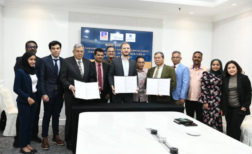MoU ditandatangani oleh Datuk Dr Abd Radzak Abd Malek (lima dari kanan), Zulkurnain Ayub (empat dari kiri) dan Leonid Gavrilchik (tengah) yang turut disaksikan oleh Pengarah Urusan Kumpulan World Trade Centre Kuala Lumpur, Datuk Seri Dr Irmohizam Ibrahim (enam dari kanan).