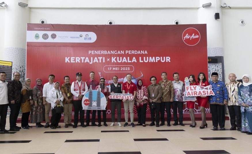 (10 dari kiri) Riad Asmat bersama para tetamu kehormat lain di majlis sambutan penerbangan sulung AirAsia Malaysia dari KL ke Kertajati di Lapangan Terbang Antarabangsa Kertajati hari ini.