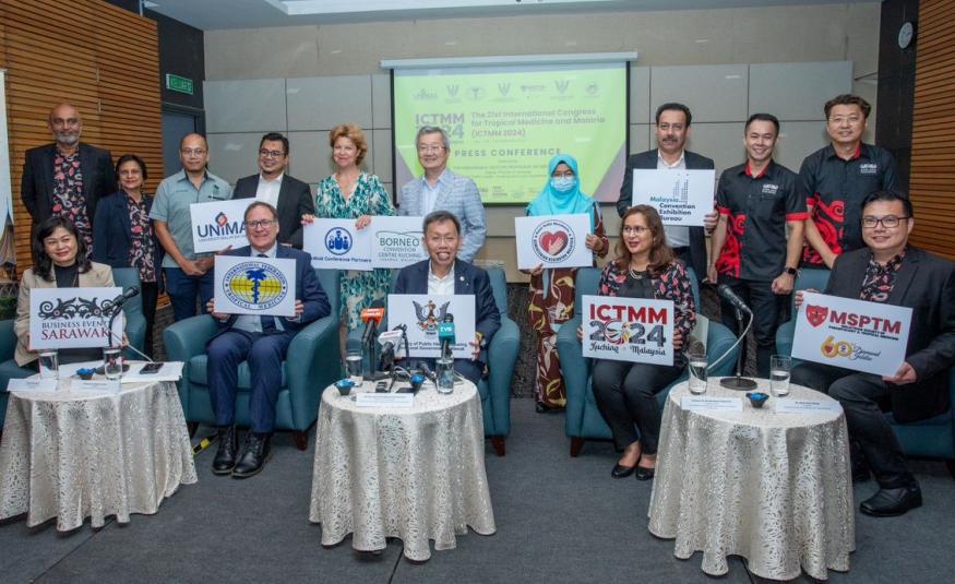 Timbalan Premier dan Menteri Kesihatan Awam, Perumahan dan Kerajaan Tempatan Negeri Sarawak, Datuk Sri Prof Dr Sim Kui Hian (duduk, tengah) mempengerusikan sidang media hari ini bersama (dudul, dari kiri) Amelia Roziman; Presiden Persekutuan Antarabangsa Perubatan Tropika dan Malaria, Prof Dr Malcolm Jones; Ketua Penganjur ICTMM 2024, Prof Dr. Nursheena Mohd Zain dan Dr Chen Chee Dhang.