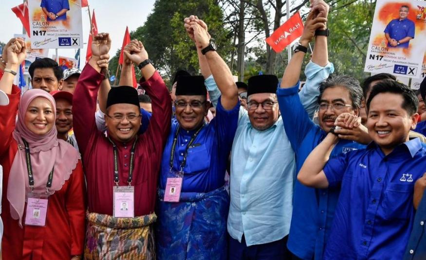 Johari Abdul Ghani (dua dari kanan) dan Anwar Ibrahim di hari penamaan calon di Gombak baru-baru ini (Foto dari FB Johari Abdul Ghani)